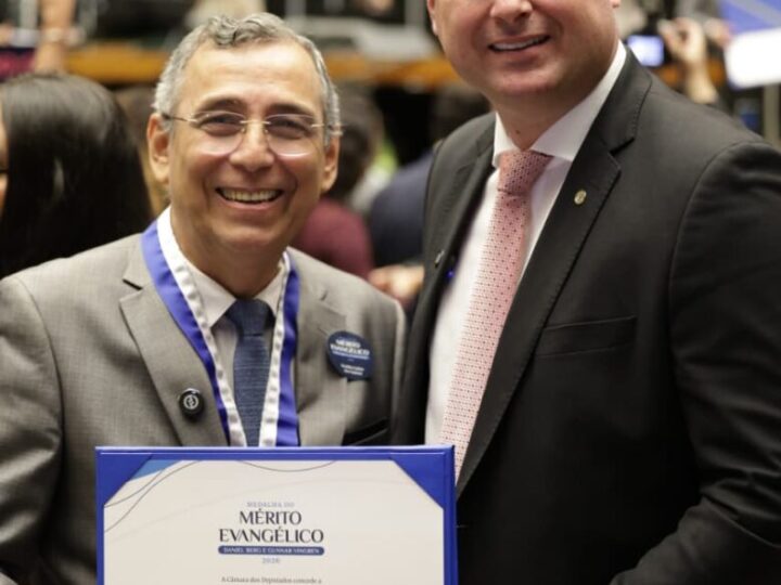 Dr. Victor Linhalis entrega homenagem a pastor capixaba em reconhecimento à sua trajetória de fé e serviço