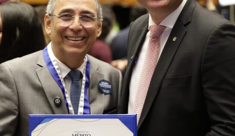 Dr. Victor Linhalis entrega homenagem a pastor capixaba em reconhecimento à sua trajetória de fé e serviço
