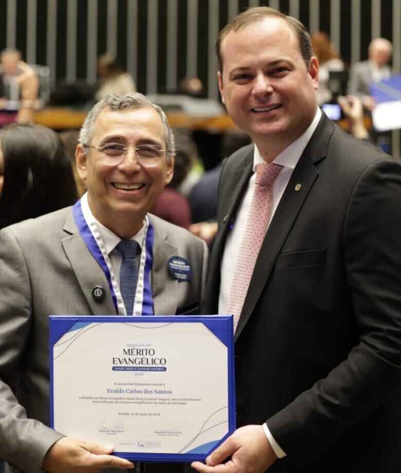 Dr. Victor Linhalis entrega homenagem a pastor capixaba em reconhecimento à sua trajetória de fé e serviço