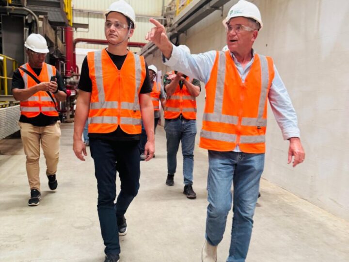 Pazolini conhece operação da Placas do Brasil em Pinheiros e reforça compromisso com o desenvolvimento do Norte capixaba