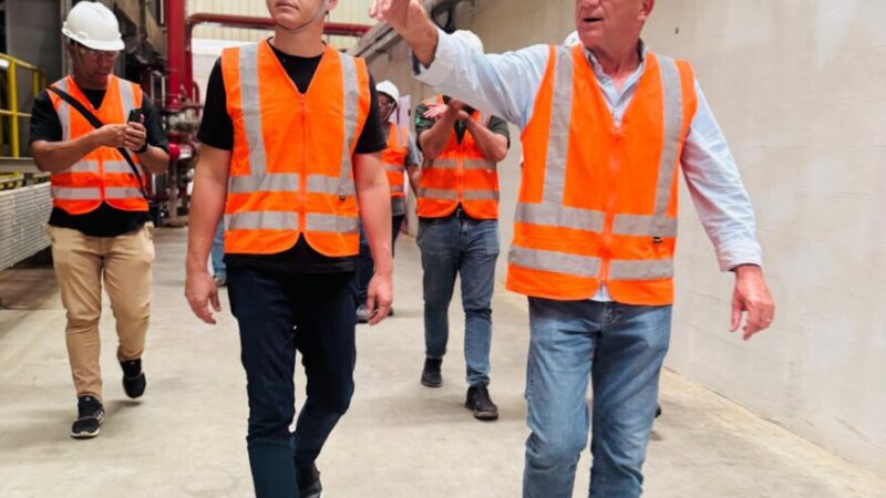 Pazolini conhece operação da Placas do Brasil em Pinheiros e reforça compromisso com o desenvolvimento do Norte capixaba