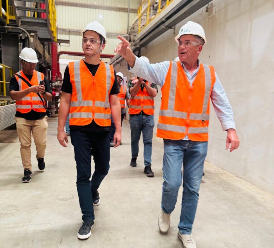 Pazolini conhece operação da Placas do Brasil em Pinheiros e reforça compromisso com o desenvolvimento do Norte capixaba