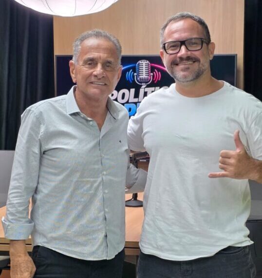 Carlos Manato debate saúde, turismo, eleições e os bastidores da política capixaba em podcast