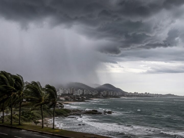 Espírito Santo entra em alerta para chuva forte e ventos costeiros; Inmet emite aviso para 23 municípios