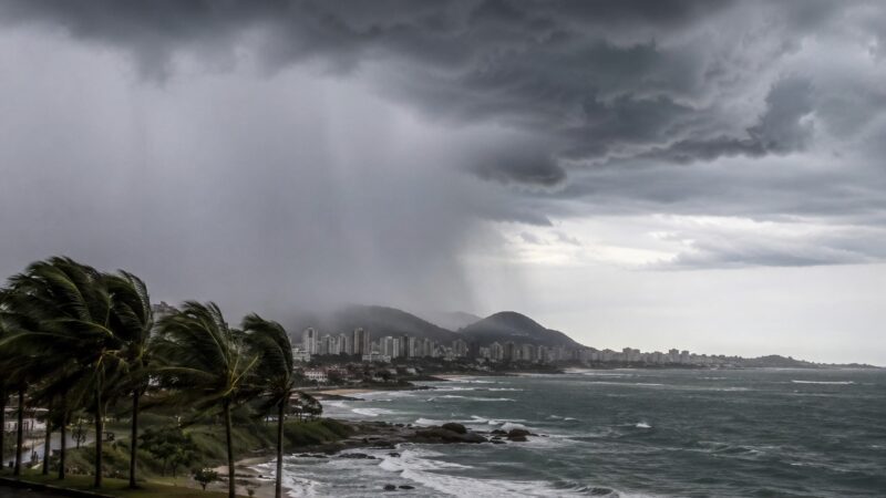 Espírito Santo entra em alerta para chuva forte e ventos costeiros; Inmet emite aviso para 23 municípios