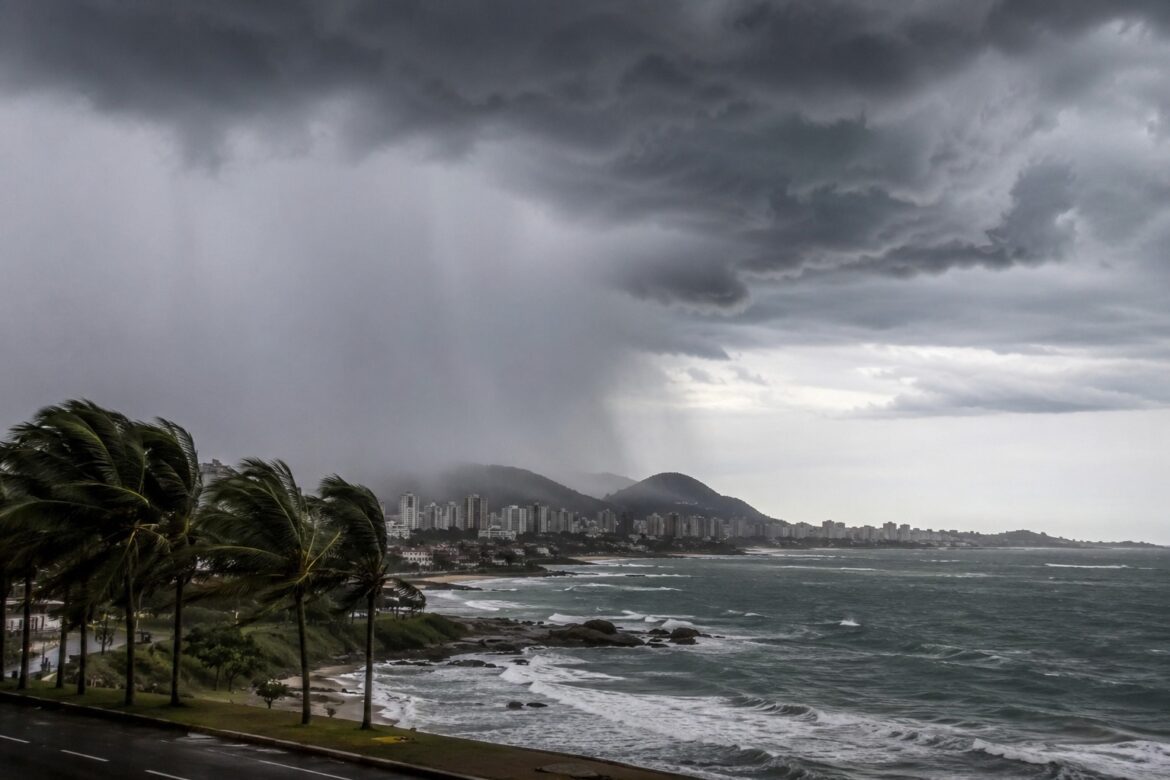 Espírito Santo entra em alerta para chuva forte e ventos costeiros; Inmet emite aviso para 23 municípios