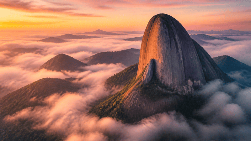 Pedra Azul aparece cercada por nuvens em voo no ES