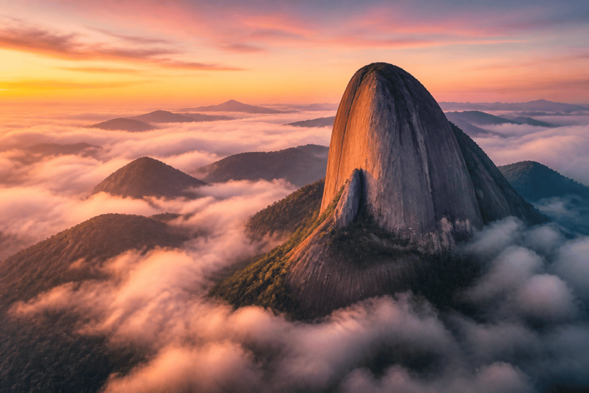 Pedra Azul aparece cercada por nuvens em voo no ES