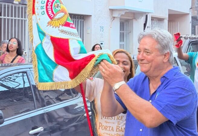 Luiz Paulo desfila com a Jucutuquara e revive legado de quem ajudou a reconstruir o Carnaval de Vitória