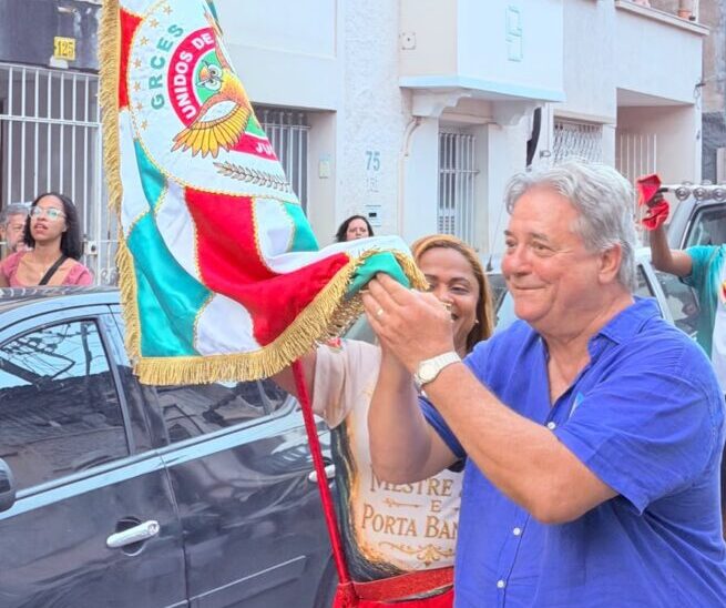 Luiz Paulo prestigia desfile de rua da Jucutuquara e relembra seu legado na reconstrução do Carnaval de Vitória