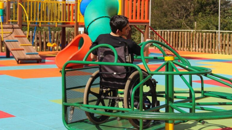 Câmara de Vitória aprova brinquedos inclusivos em praças públicas