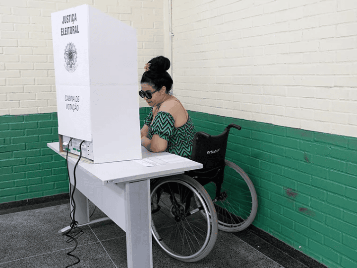 Eleitores com deficiência podem pedir transporte gratuito no ES