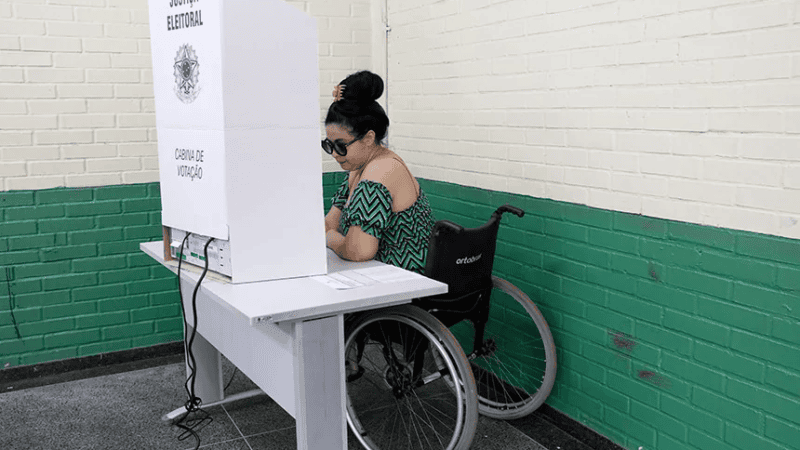 Eleitores com deficiência podem pedir transporte gratuito no ES