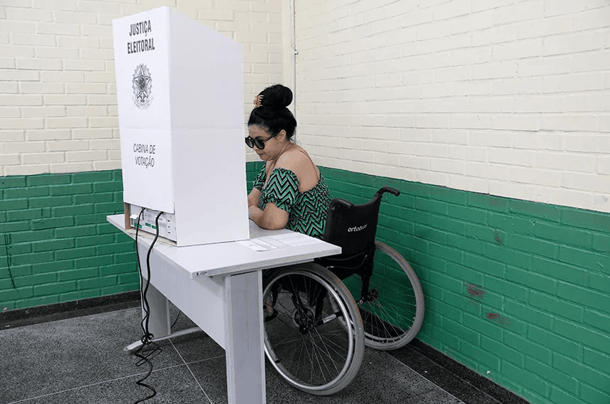 Eleitores com deficiência podem pedir transporte gratuito no ES