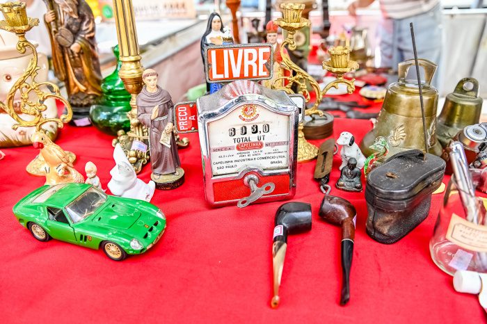 Feira de Antiguidades da Rua da Lama reúne colecionadores, arte e peças históricas em Vitória