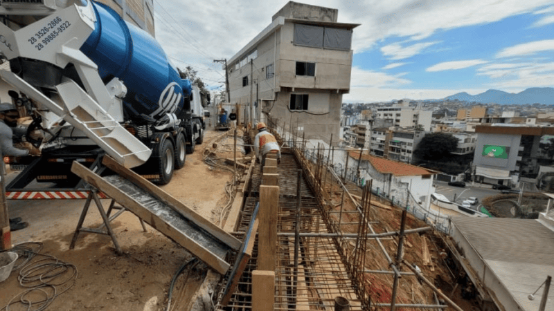 Obra de contenção avança em encosta no Centro de Cachoeiro