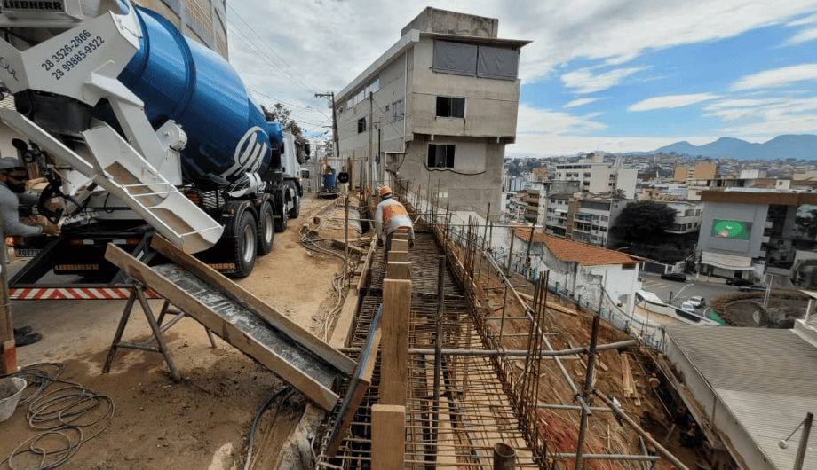 Obra de contenção avança em encosta no Centro de Cachoeiro