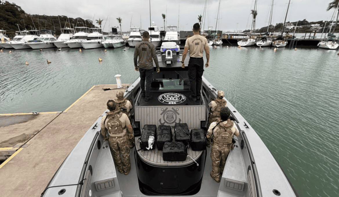 PF apreende 140 kg de cocaína escondidos no casco de navio no ES