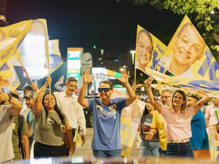 Vitória no primeiro turno leva centenas de apoiadores de Pazolini a bandeiraço na Praça dos Namorados