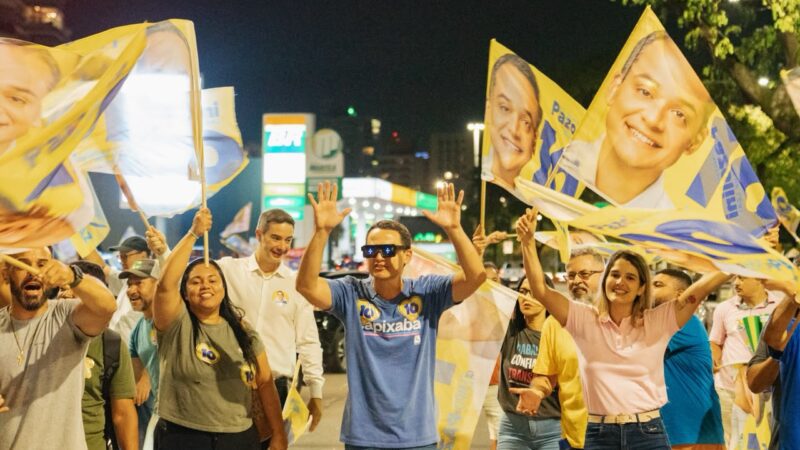 Vitória no primeiro turno leva centenas de apoiadores de Pazolini a bandeiraço na Praça dos Namorados