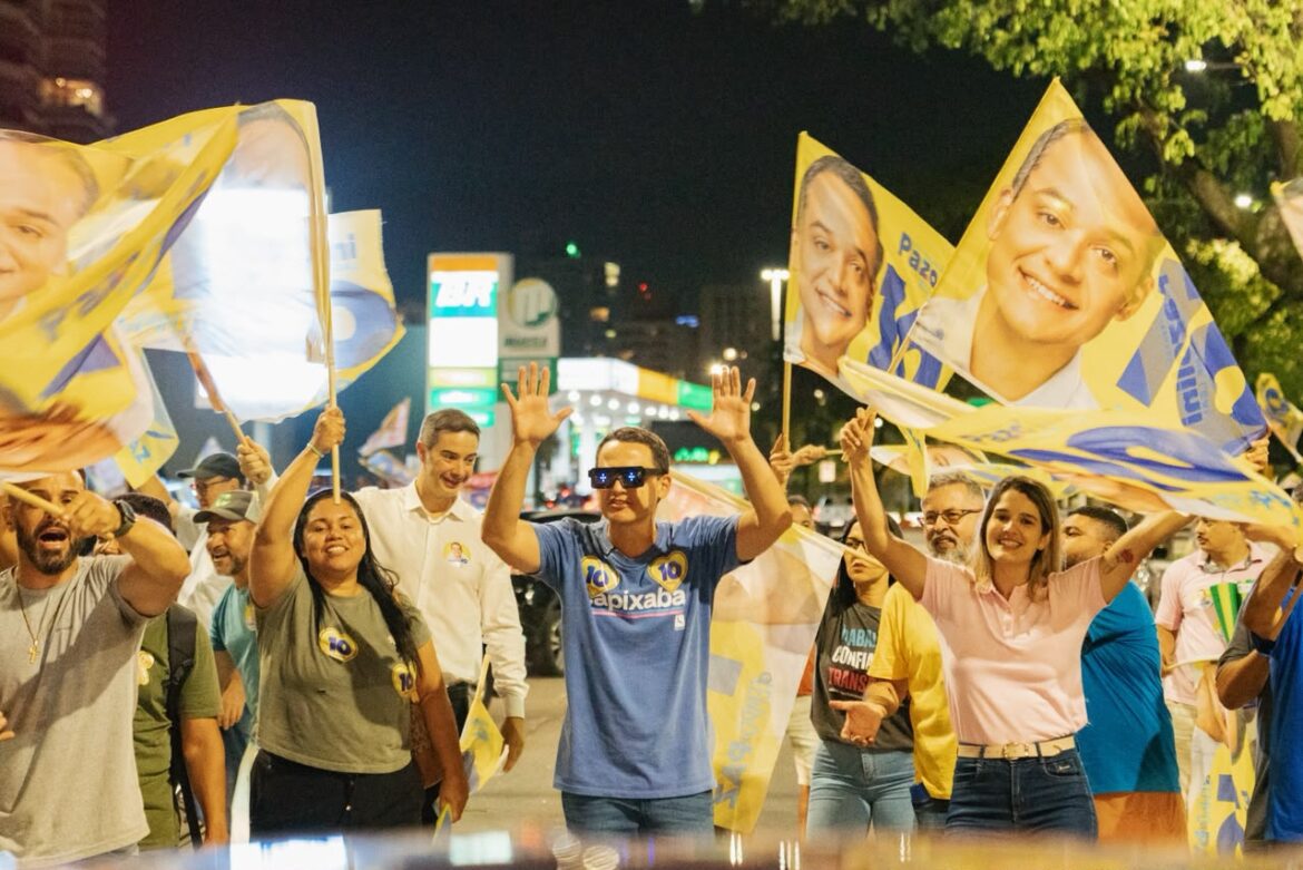 Vitória no primeiro turno leva centenas de apoiadores de Pazolini a bandeiraço na Praça dos Namorados