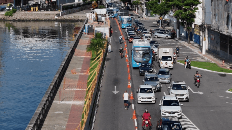 Ciclovia provisória causa lentidão na Beira-Mar, em Vitória