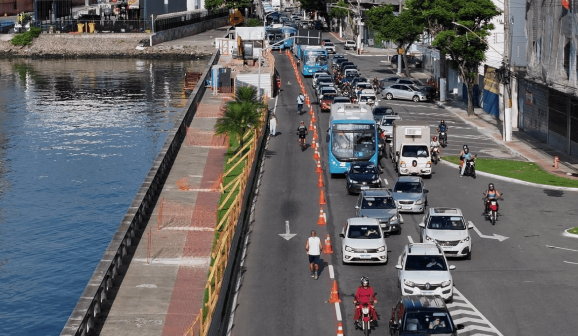 Ciclovia provisória causa lentidão na Beira-Mar, em Vitória