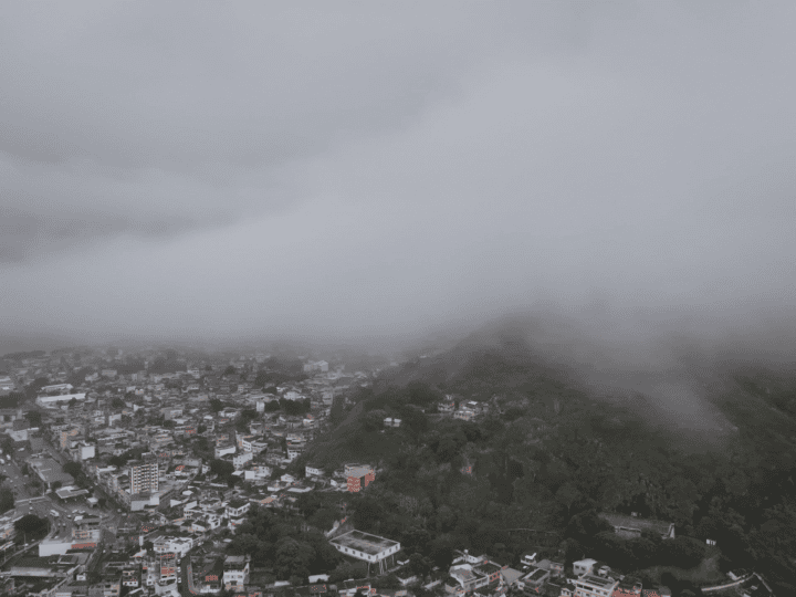 ES recebe alerta vermelho para tempestades e alagamentos