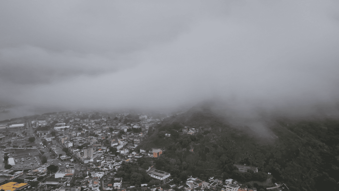 ES recebe alerta vermelho para tempestades e alagamentos