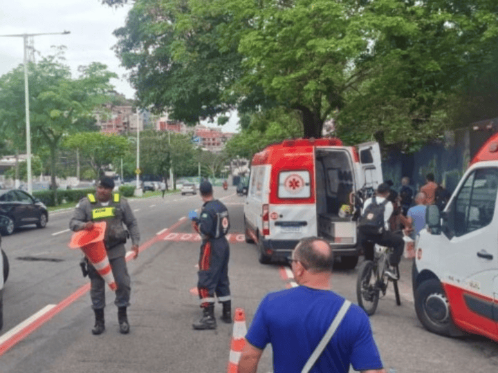 Estudante é atropelada por moto e fica em estado grave na Beira-Mar em Vitória