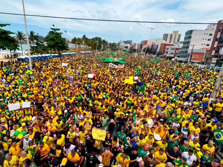 DIREITA LEVA MULTIDÃO ÀS RUAS! Blocão 22 transforma orla de Camburi em palco de grande mobilização