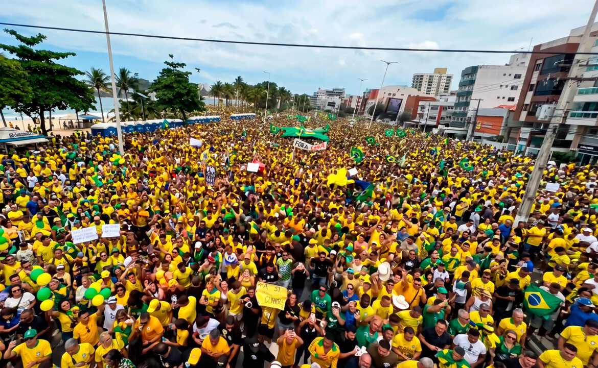 DIREITA LEVA MULTIDÃO ÀS RUAS! Blocão 22 transforma orla de Camburi em palco de grande mobilização