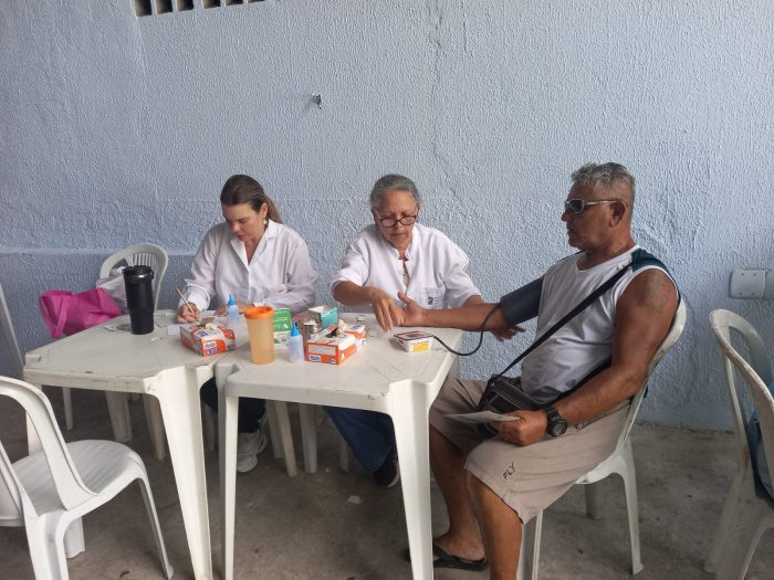 Pescadores de Vitória recebem testes rápidos, aferição de pressão e orientações gratuitas de saúde