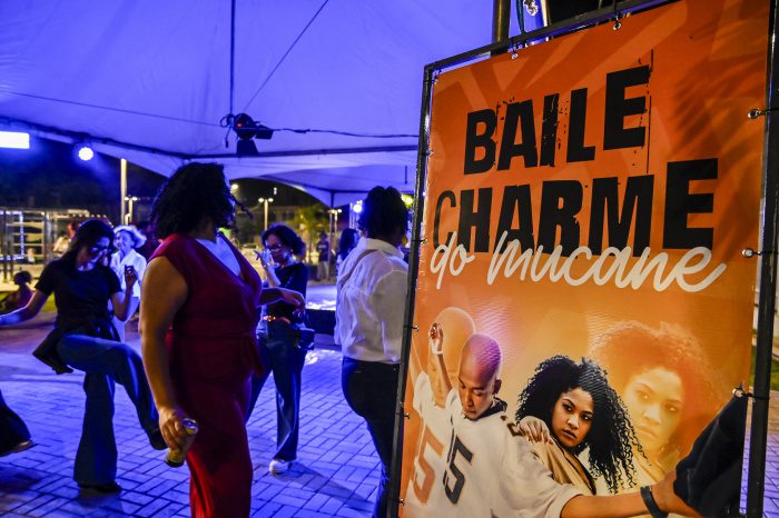 Baile Charme gratuito transforma praça de Jardim Camburi em pista de dança nesta sexta-feira