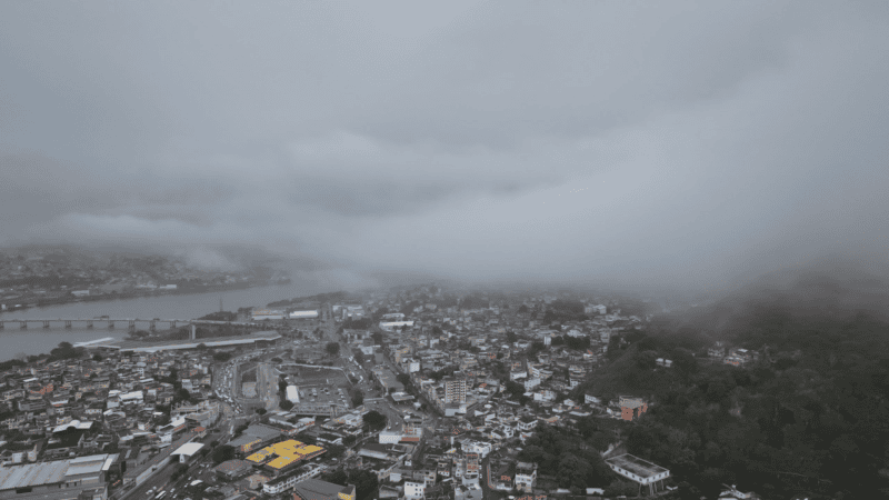 Tempestade, granizo e ventos de 100 km/h ameaçam cidades do ES