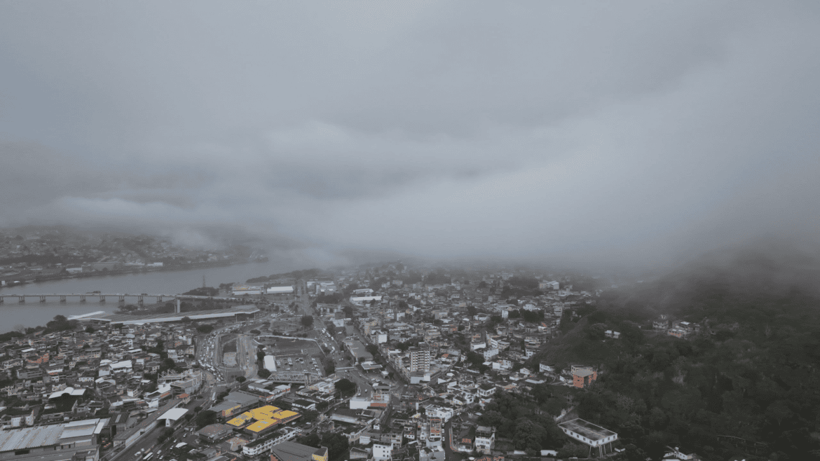 Tempestade, granizo e ventos de 100 km/h ameaçam cidades do ES