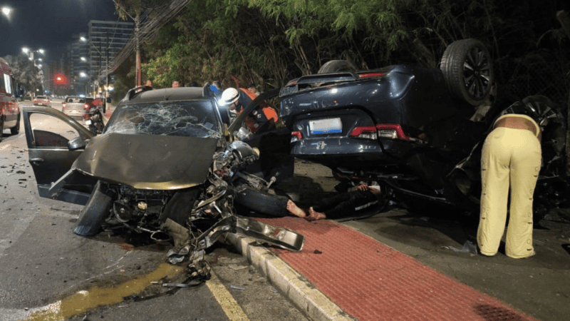 Três pessoas ficam feridas em acidente na Avenida Dante Michelini, em Vitória