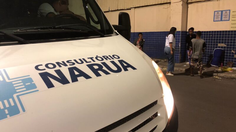 Vacinação e doação de agasalhos a pessoas em situação de rua são promovidos por Equipe do Consultório de Rua