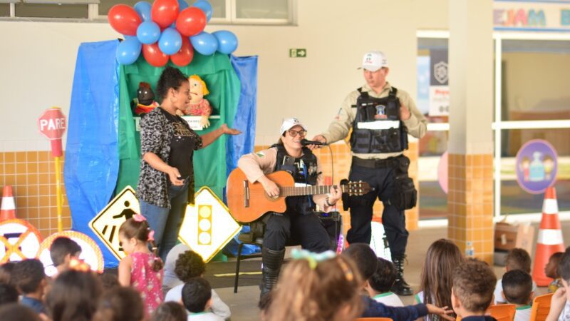 Alunos participam de teatro de fantoches em CMEI de Cariacica sobre educação no trânsito