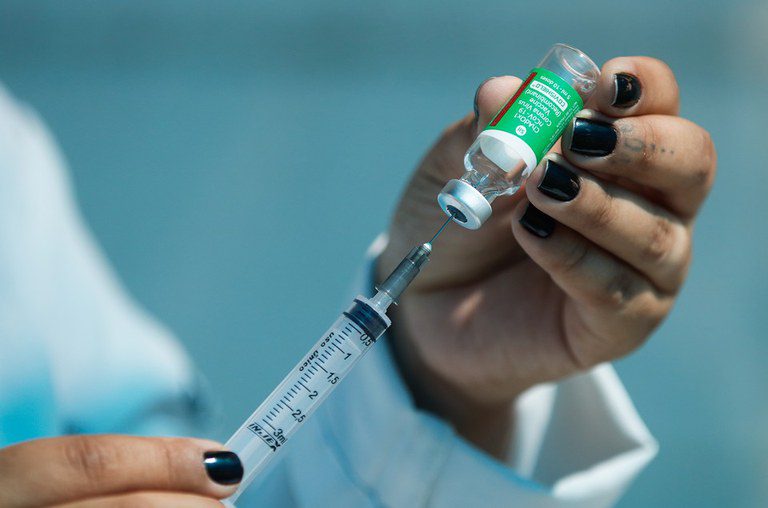 Agendamento para vacinação de pessoas com 30 anos ou mais já está aberto em Cariacica