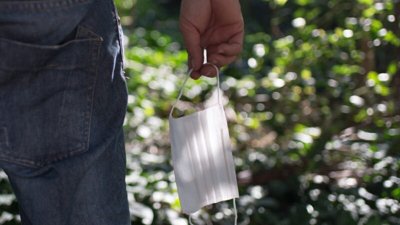 Uso de máscaras ainda é recomendado em locais fechados