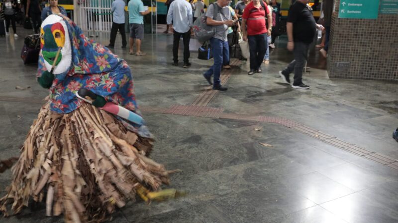 João Bananeira recepciona passageiros na Estação Pedro Nolasco no Dia Mundial do Turismo