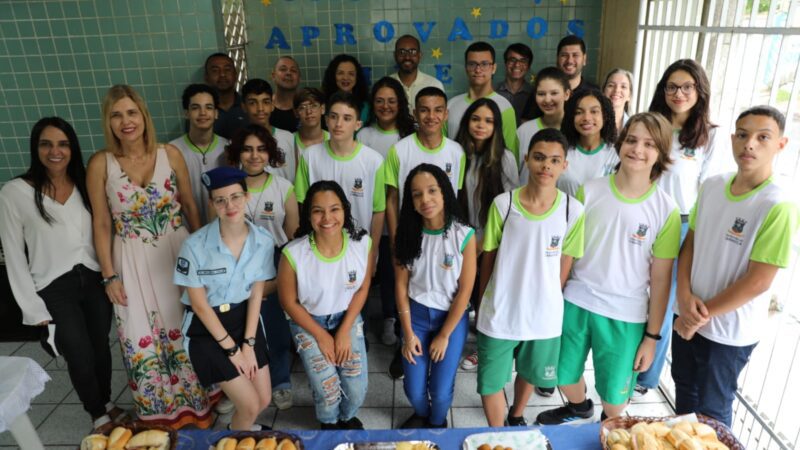 Alunos são homenageados em Cariacica após aprovação no Ifes