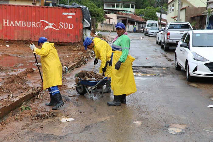 Secretaria de Serviços e Defesa Civil estão nas ruas para minimizar efeitos das chuvas