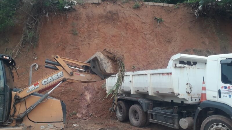 Secretaria de Serviços realiza limpeza em diversos bairros