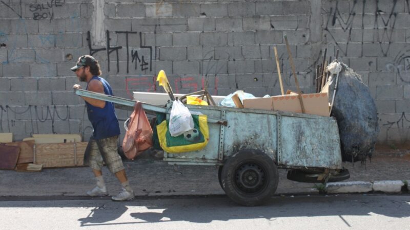 Vila Velha quer proibir pessoas de puxarem carrinho com material reciclado pelas ruas