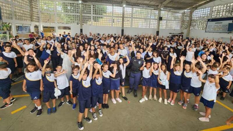 Inspetora da Guarda de Vila Velha conversa com estudantes sobre direitos da mulher