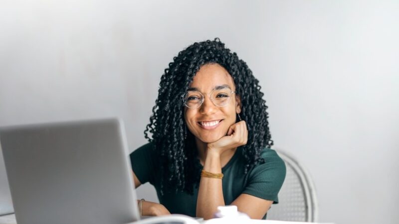 Mulheres classificadas nos cursos do Qualificar ES já podem acessar as aulas