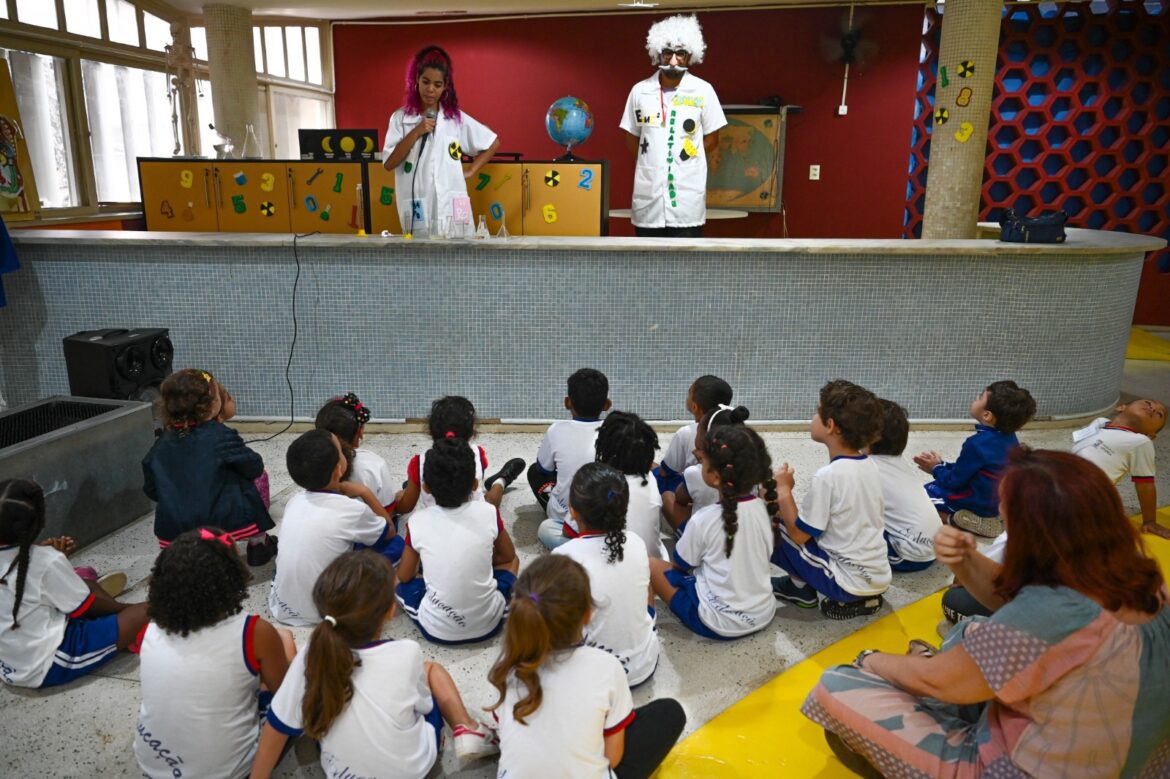 Programação de aniversário encanta crianças e estudantes na Escola de Física