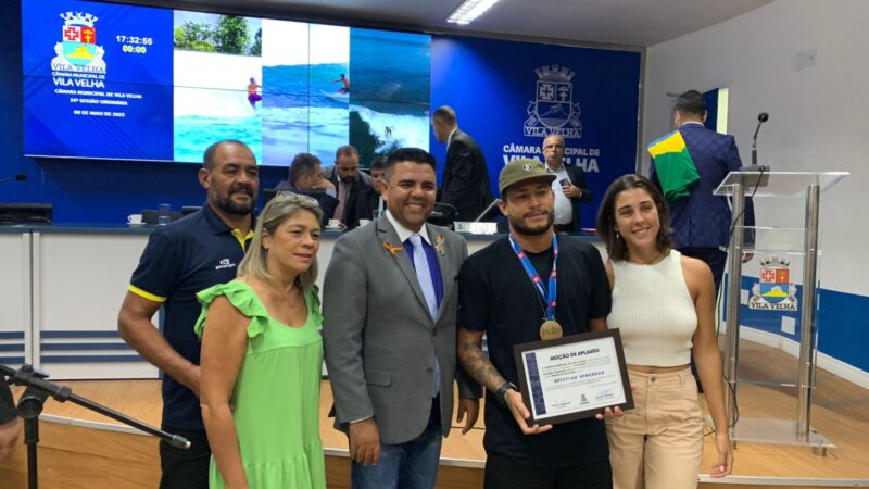 Surfista Krystian Kymerson, da Barra do Jucu, é homenageado na CMVV por Devanir Ferreira